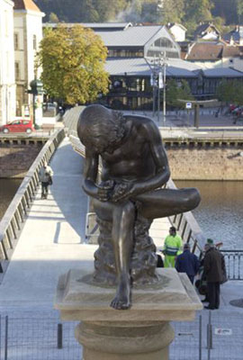 Bronze statue of a boy pulling a thorn from his foot